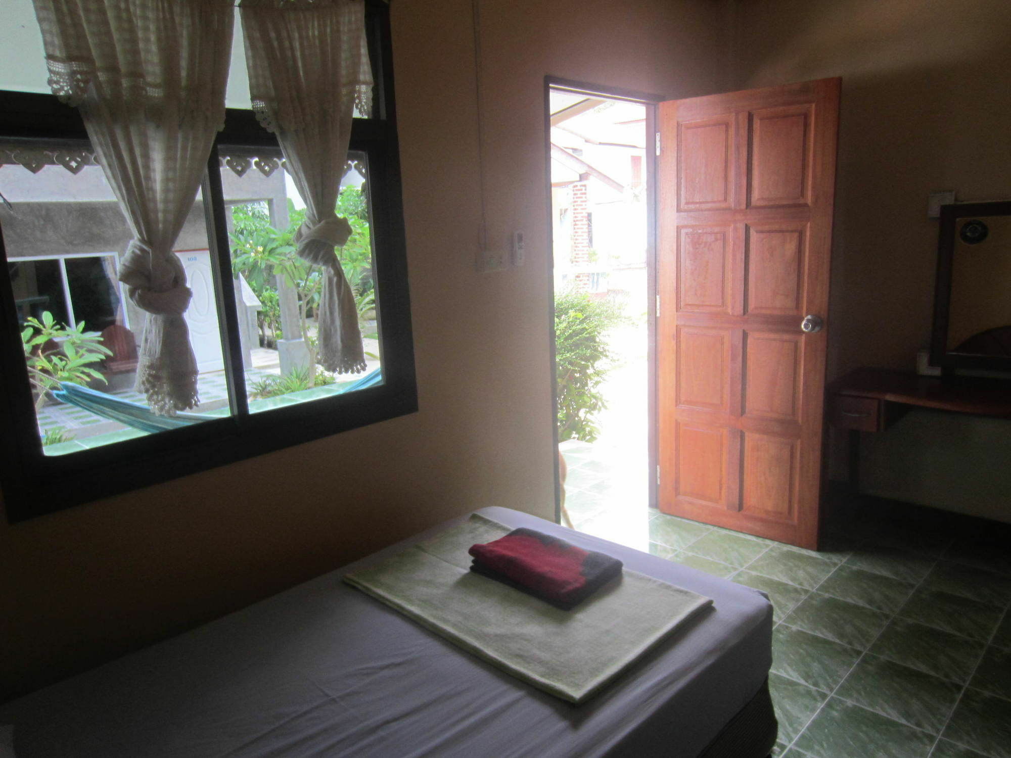 Charung Beach Haad Rin Esterno foto